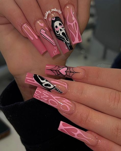 Ghost Face Nails Acrylic Pink, Spooky Nails Inspiration, Nails Design For Halloween, Hollween Costumes Ideas Nails, Spooky Baddie Nails, Halloween Nails Scream Pink, Halloween Ghost Face Nails, Horror Movie Acrylic Nails, Halloween Nail Designs Scream