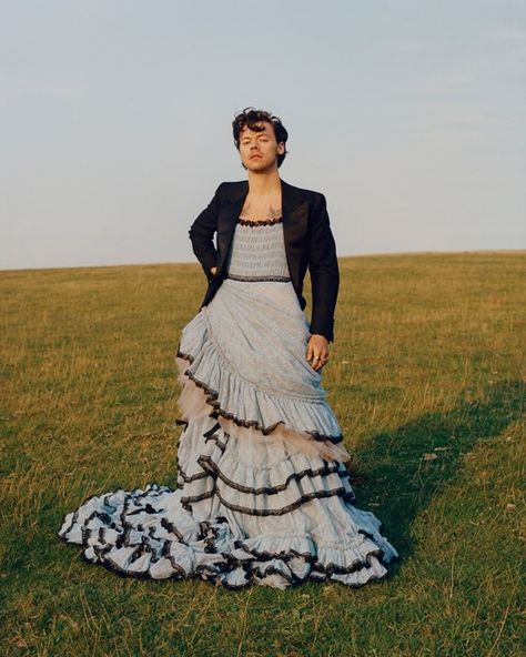 Harry Styles Dress, Harry Styles Vogue, Hary Styles, Harry Styles Update, Gender Fluid Fashion, Elijah Wood, Giovanna Battaglia, Haikou, Vogue Dress