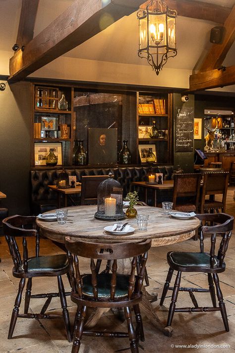 country pub in the Cotswolds Old English Pub Aesthetic, English Country Pub, Pub Style Dining Room, Pub Interior Design Ideas, English Pub Aesthetic, British Pub Interior, Country Pub Interior, English Pub Interior, Cotswolds Itinerary