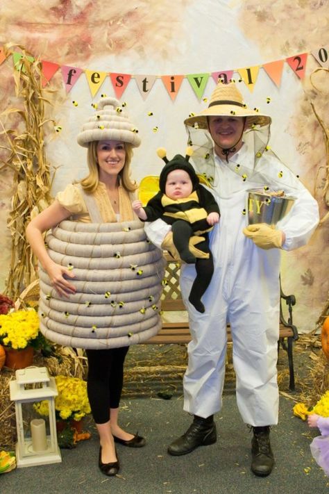 20 hilarious group and trio Halloween costume ideas. Why didn't we think of these ridiculously awesome trio and group Halloween costumes sooner? Bee Costumes, Costumes Faciles, Kostum Halloween, Bee Family, What Is Halloween, Halloween Costumes For 3, Bee Costume, Bee Bee, Diy Kostüm