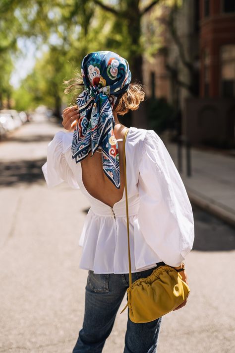 Short Hair Silk Scarf, Head Scarves For Short Hair, Scarf Headband Outfit, Silk Head Scarf Outfit, Short Hair Scarf Styles, Hairscarf Hairstyle, Hair Scarf Short Hair, Summer Scarf Outfit, Hair Scarf Outfit