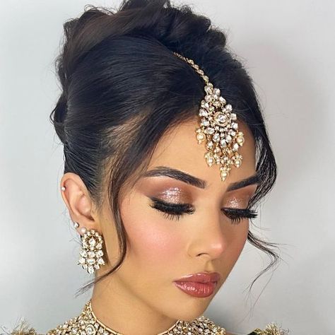 Bridal Hair Indian Wedding, Bridal Makeup Gold Tones, Wedding Indian Makeup, Peach Makeup Look Indian, Shaadi Makeup Look, Desi Wedding Makeup Looks, Pakistani Wedding Makeup Look, Soft Glam Bridal Makeup Indian, Indian Makeup Looks Wedding Bride