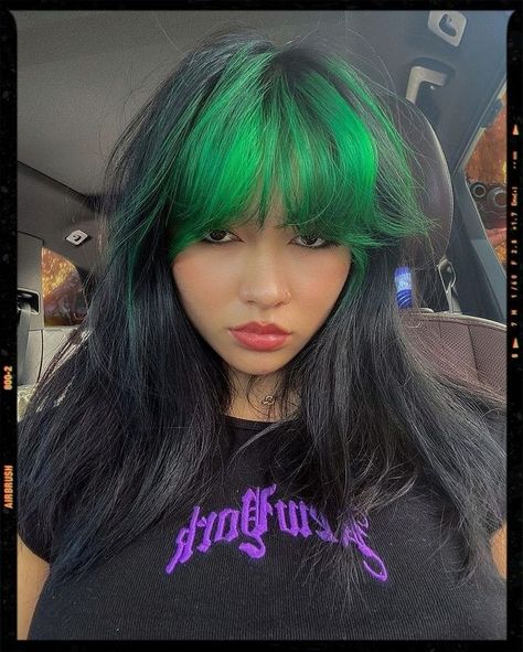 Dyed Bangs, Black And Green Hair, Black Hair Bangs, Cultura Punk, Green Hair Dye, Kore Ulzzang, Split Dyed Hair, Black Hair Dye, Goth Hair