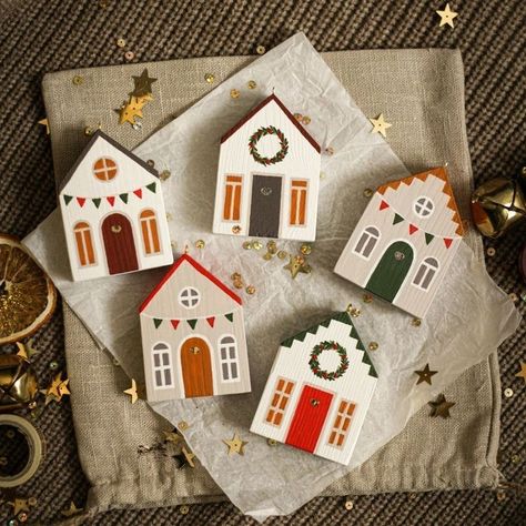 House Christmas Ornaments Diy, Christmas Wood Ideas Diy, Clay Ideas Cristmas, Wooden House Decoration Christmas, Wood House Ornaments, Christmas Decor Ideas Diy Wood, Christmas Diy Wood Crafts, New Year Aesthetic Decoration, Diy Wood Christmas Decor