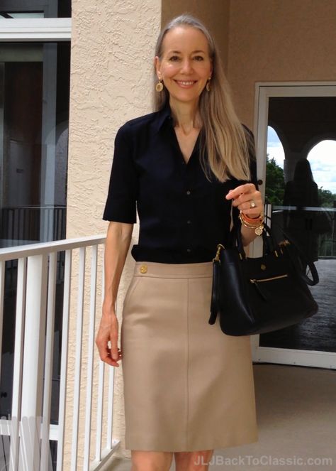 Khaki Skirt Work Outfit, Beige A Line Skirt Outfit, Khaki Skirt Outfit Ideas, Tan Skirt Outfits, Khaki Skirt Outfits, Beige Skirt Outfit, Outfit Jupe, Office Wear Women Work Outfits, A Line Skirt Outfits