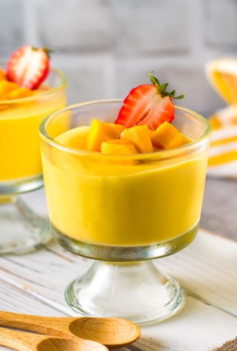 Learn how to make this easy mango mousse without eggs or gelatin. This fruit based dessert is best served after dinner. Great for parties and pot luck. Make with fresh mangoes when in season and canned mango puree all year round. #mango #eggless #dessert #mousse Mango Pudding Chinese, Mango Gelatin Dessert, Mango Jello Recipes, Mango Pudding Recipe, Puding Mangga, Mango Dessert Recipes, Mango Mango, Mui Mui, Resep Smoothie