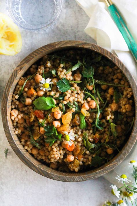 Easy Israeli Couscous with protein-packed chickpeas, golden raisins, and fresh herbs. This 20-minute vegan meal is so easy (you only need one pot!) and it's convenient for meal prep, too. Works for lunch, dinner, or as a plant-based side dish! #GratefulGrazer #IsraeliCousCous #Vegan #VeganMeals #EasyVeganMeals #VeganRecipes One Pot Vegan Meals, Kale And Chickpeas, Pearl Couscous Recipes, Apartment Recipes, Veggie Dinners, Veg Meals, Denver Food, Veg Recipe, Weekly Recipes