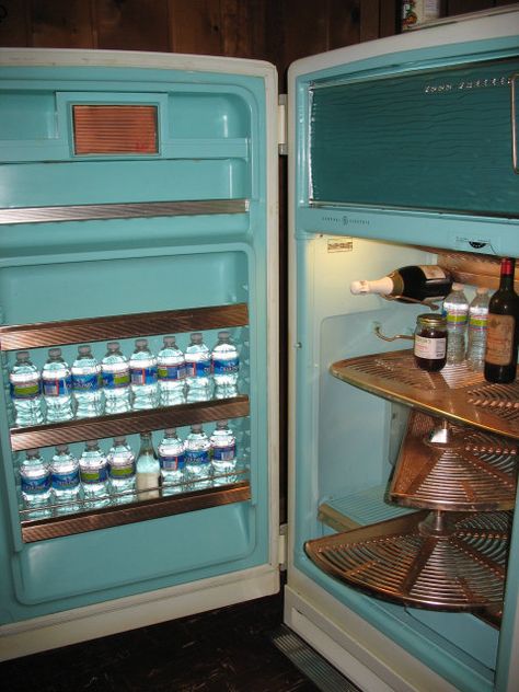 1950s GE Refrigerator/Freezer 1950 Fridge, Fridge Makeover, House Appliances, Midcentury Kitchen, Vintage Fridge, Retro Kitchens, Vintage Refrigerator, Antique Shopping, Kitchen Retro