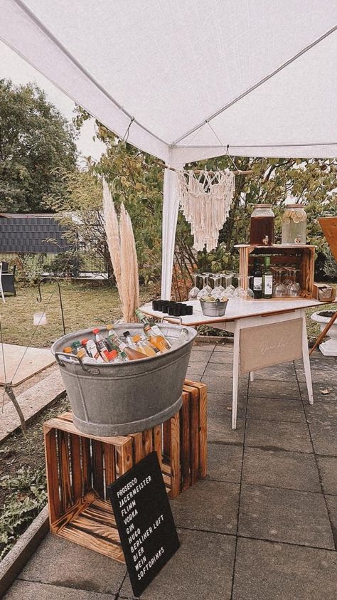 Selbstbedienung Bar Hochzeit Feier Boho Sommer Drinks Backyard Bar For Party, Boho Backyard Engagement Party, Backyard Picnic Party Ideas, Backyard Event Decor, Prosecco Bar Wedding, Backyard Boho Party, Outdoor Wedding Bar Ideas, Backyard Cocktail Party Ideas, Outdoor Engagement Party Ideas