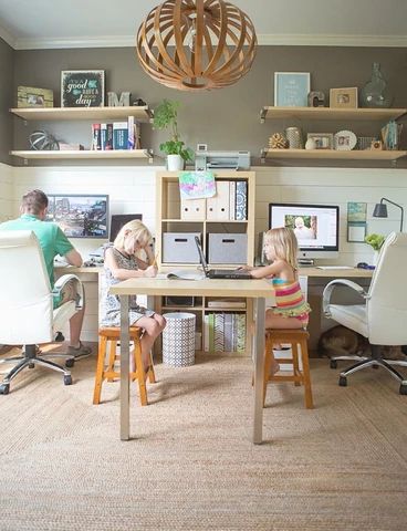 Improve efficiency and motivation with a custom workspace - WallsNeedLove Organization Kidsroom, Shared Home Offices, Shared Home Office, Office Layout Ideas, Office For Two, Home Office Layouts, Shared Kids Room, Homework Station, Home Office Layout