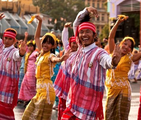 Myanmar - Festivals... Myanmar Aesthetic, Myanmar Culture, Myanmar Country, Hpa An, Naypyidaw, Vietnam Voyage, Cultural Art, Burma Myanmar, Spring Racing