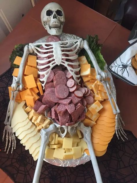 Halloween Charcuterie Board, Halloween Charcuterie, Halloween Party Appetizers, Halloween Food Appetizers, Dulces Halloween, Easy Halloween Party, Spooky Food, Halloween Party Snacks, Halloween Party Dinner