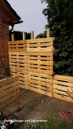 Pallet Fence Diy, Boho Decor Diy, Taman Diy, Diy Pallet Bed, Pallet Fence, Diy Boho Decor, Diy Fence, Pallet Decor, Pallet Garden