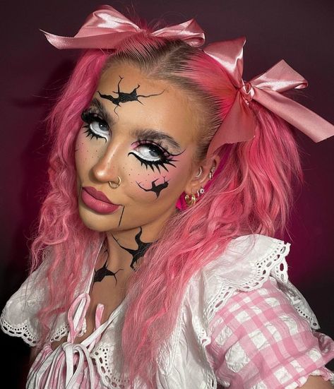 Dummy Halloween Makeup, Barbie Halloween Costume Scary, Barbie Make Up Halloween, Doll Outfit Halloween, Bratz Halloween Makeup, Scary Doll Makeup Easy, Pink Zombie Makeup, Killer Doll Costume, Halloween Doll Costume Makeup