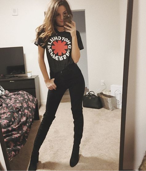 Cute Band Shirt Outfits, Band Tee And Jeans Outfits, Rock Band T Shirts Outfits Women, Band Shirt Outfits Winter, Rock Band Shirt Outfits, Band Shirt Outfits Grunge, Band Tees Outfits Grunge, Rock T Shirt Outfit, Band Tshirt Outfit