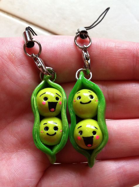 Two Peas in a Pod best friend keychain Super Clay Keychains, Cute Clay Keychains, Fimo Keychain, Clay Keychain Ideas, Air Dry Clay Keychain, Clay Date, Best Friend Keychain, Friendship Keychain, Friends Keychain