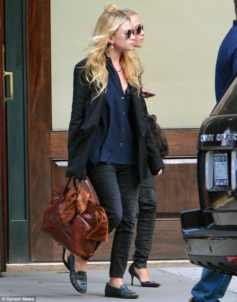 Ashley Olsen Style, Olsen Fashion, Olsen Twins Style, Workwear Chic, Mary Kate Ashley, Corporate Attire, Olsen Twins, Wearing All Black, Mary Kate Olsen