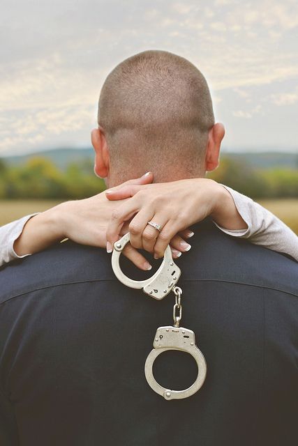 Police Officer Handcuff Engagement photography https://www.facebook.com/LaceySwearingenPhotography Police Engagement Photos, Police Wedding, Police Girlfriend, Shooting Couple, Wedding Engagement Photos, Wedding Pics, Engagement Pictures, Engagement Couple, Engagement Shoots