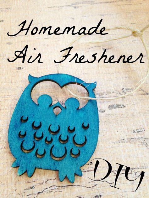 This simple recipe for a DIY Air Freshener is not only stylish but can be used creatively in the car, in drawers, as gift tags, stuffed in backpacks and more! Air Freshener Diy, Air Freshener Recipes, Car Air Freshener Diy, Homemade Air Freshener, Diy Air Freshener, Room Freshener, Teachers Diy, Scented Sachets, Diy Teacher Gifts