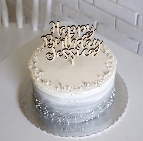 Silver Cake Ideas, White Cake Design, Modern Birthday Cakes, 18th Cake, White Birthday Cakes, Photo Cake Topper, 30th Birthday Decorations, Silver Cake, 16 Birthday Cake