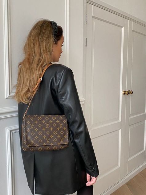 Louis Vuitton Bag Aesthetic, Vintage Bag Outfit, Bucket Bags Outfit, Wealthy Aesthetic, Vintage Lv Bag, Louis Vuitton Vintage Bag, Bag Wishlist, Bag Styling, Louis Vuitton Bag Outfit