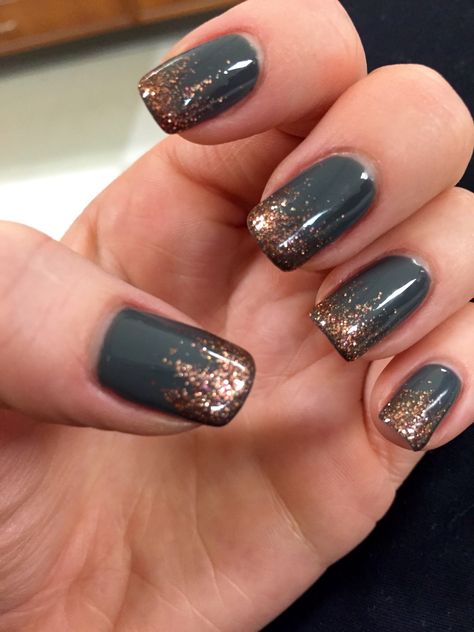 New Years Nail Designs White And Gold, Grey Ombre Nails Short, Gray Nail Dip Ideas, Grey And Copper Nails, Black Gray Sparkle Nails, Gray And Rose Gold Nails, Grey And Gold Nails Ideas, Matte Gray Nails Design, Dark Gel Nails Ideas