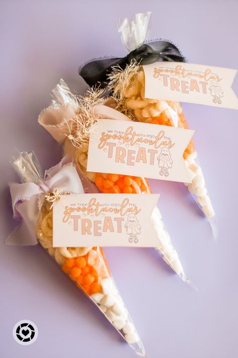 Candy corn. Halloween favors. Class gifts. Easy Halloween party diy. Candy Corn Goodie Bags, Pre K Halloween Goodie Bags, Candy Corn Treat Bags, School Halloween Treats Bags, October Teacher Treats, Candy Corn Gift Ideas, Halloween Class Treats For Kids, Candy Corn Diy Craft Ideas, Halloween Classroom Treats Non Candy