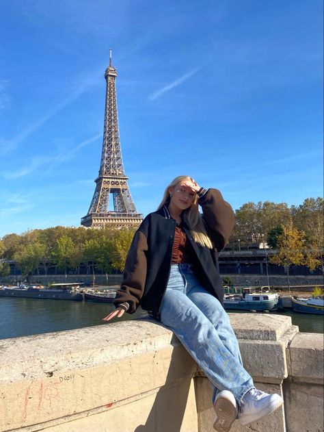 View of the Eiffel Tower from the Seine River in Paris. Photo Ideas Eiffel Tower, Photos With Eiffel Tower, Eiffel Tower Instagram Pictures, Poses In Front Of Eiffel Tower, How To Pose In Paris, Pose In Paris, Paris Photo Inspiration, Poses Eiffel Tower, Pictures To Take In Paris