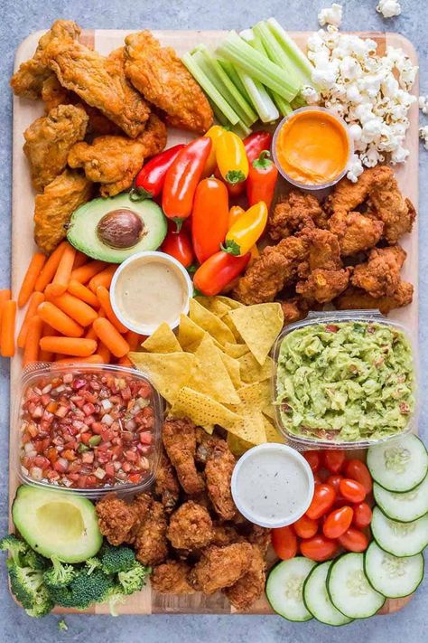 Chicken Wing Platter, Lunch Ideas With Chicken, Wing Platter, Thanksgiving Snacks, Fingerfood Party, Snack Platter, Charcuterie Inspiration, Party Food Platters, Superbowl Party Food