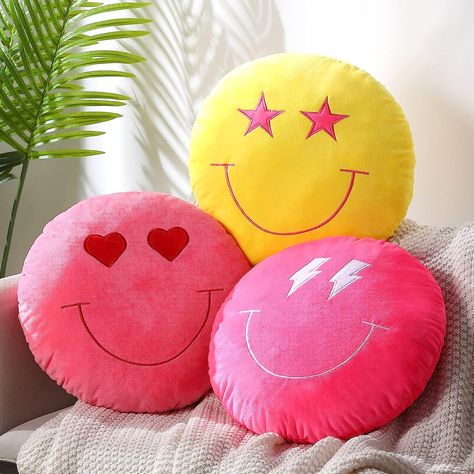 Smiley faces are better in pink!!! #barbiecore Totally ready to redo my room! Cute Cheap Pillows, Happy Face Pillow, Cute Bedroom Decor Cozy, Things For A Bedroom, Cute Decorations For Bedrooms, Cute Room Decor For Teens, Preppy Things To Buy, Dream Room Decor, Cowgirl Bedding