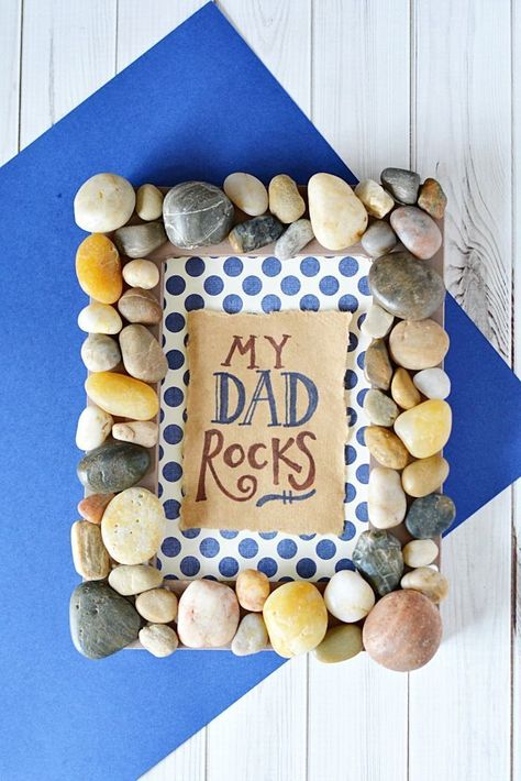 This My Dad Rocks frame is the perfect DIY Father’s Day Gift that dad could proudly display on his desk at work.  The items required can all be purchased at your local dollar store so it is the perfect budget friendly gift as well. #fathersdayideas #fathersday Diy Father's Day Crafts, Easy Fathers Day Craft, Hantverk Diy, Kerajinan Diy, Presente Diy, Diy Easter Gifts, Diy Gifts For Dad, Diy Projektit, Ge Bort