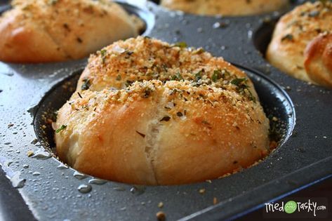 Rhodes Garlic Knots // Knot your ordinary dinner roll, Parmesan Cheese Knots are deliciously different! | Tried and Tasty Garlic Knots From Frozen Bread Dough, Garlic Rolls From Frozen Dough, Cheese Knots, Frozen Bread Dough Recipes, Rhodes Rolls Recipes, Rhodes Bread Dough, Rhodes Bread, Rhodes Dinner Rolls, Rhodes Rolls