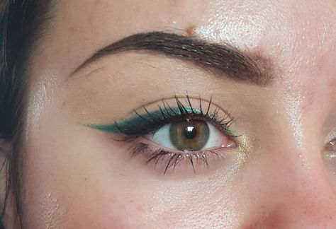 Simple Green Makeup Looks, Green Eyeliner Looks, Green Eyeliner Makeup, Trendy Eyeliner, Eyeliner Brown Eyes, Green Dress Makeup, Makeup Looks Prom, Senior Hoco, Eyeliner Ideas