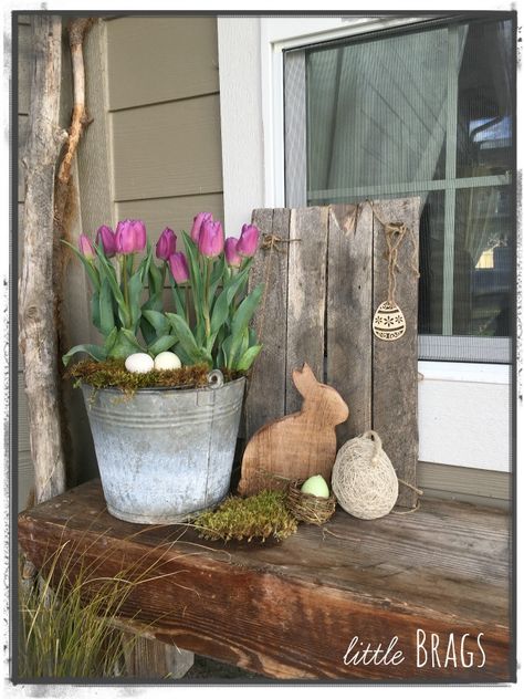 Spring Decorations Outdoor, Spring Porch Decorations, Easter Front Porch Ideas, Spring Vignettes, Easter Front Porch Decor, Easter Front Porch, Outdoor Porches, Easter Porch Decor, Primitive Spring