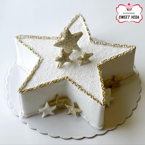 Star cake gold Star Cake Birthday, Christmas Entremet, Star Themed Cake, Nye Cake, Star Shaped Cake, Christmas Birthday Cake, 8th Birthday Cake, Star Cake, Cale Henituse