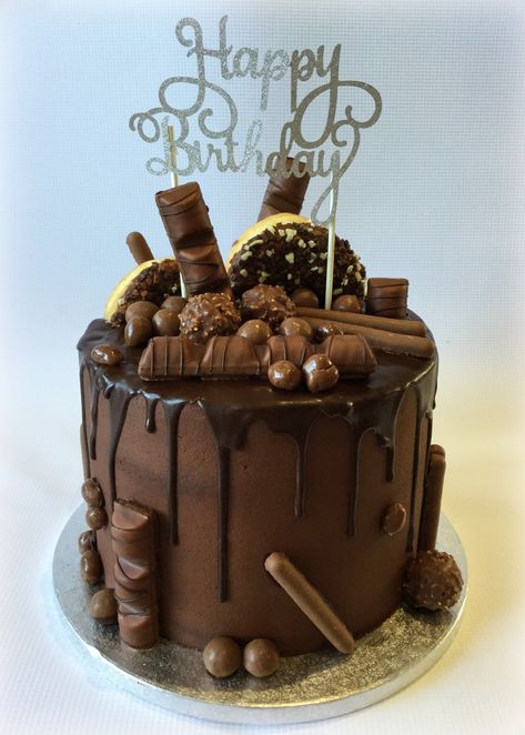 Chocolate Drip Cake Birthday, Chocolate Birthday Cake Decoration, Drip Cake Recipes, Candy Birthday Cakes, Chocolate Cake Designs, Chocolate Drip Cake, Chocolate Cake Decoration, Creative Cake Decorating, Birthday Cake Chocolate