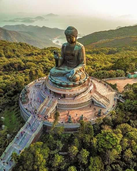 Tian Tan Buddha Hong Kong in chains - 天壇大佛. 268 stairs to get the top and to see all this amazing view. Fell like rio de janeiro... so…” Tian Tan Buddha, Zen Studio, Buda Wallpaper, Giant Buddha, Big Buddha, Leg Sleeve, Buddha Image, Destination Voyage, Ancient Temples