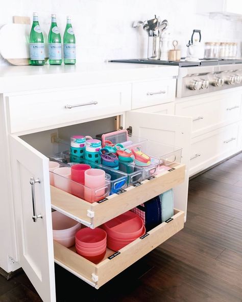 Kitchen Cabinet Organization Ideas, Kids Cabinet, Water Bottle Storage, House Hacks, Kids Dishes, Kabinet Dapur, Kitchen Hacks Organization, Organization Inspiration, Organized Life