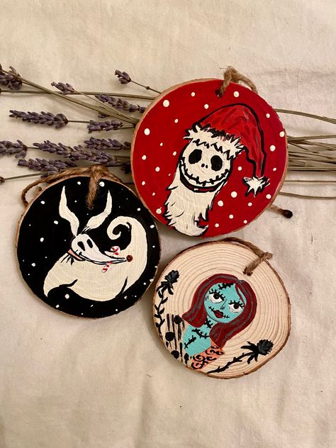 Round Christmas Painting, Sally Ornaments Diy, The Nightmare Before Christmas Christmas, Hand Painted Santa Ornaments, Nightmare Before Christmas Embroidery, Jack Skellington Ornaments, Jack Skeleton Ornaments Diy, Diy Painted Christmas Ornaments, Wood Slice Painting Ideas