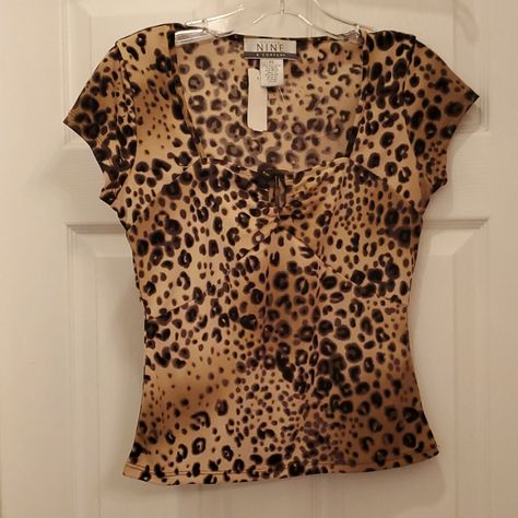 Nwt Nine & Company Women's Petite Small Short Sleeve Cheetah Print Top With Cute Buckle *Perfect For The Office Or Out On The Town* Cheetah Print Clothes, Cheetah Print Shirt, Cheetah Top, Cheetah Print Shirts, Cheetah Print Top, 2024 Ideas, Stylish Clothes, Poshmark Finds, Leopard Print Top