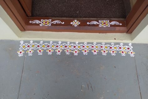 Creative doorstep rangoli design for festivals Rangoli Designs For Door Steps, Door Step Rangoli Designs, Doorstep Rangoli, Creative Rangoli Designs, Creative Rangoli, Rangoli Simple, Special Rangoli, Door Steps, Rangoli Design