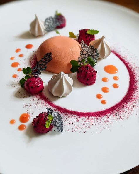 Fine Dining Desserts Michelin Star, Plated Dessert Ideas, Dessert Plating Presentation, Dessert Plating Ideas Fine Dining, Cheesecake Plating Ideas, Dessert Presentation Ideas, Plated Desserts Fine Dining, Dessert Plating Ideas, Desert Plating