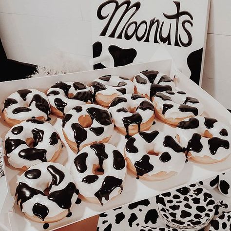 𝓽𝓱𝓮 𝓱𝓪𝓻𝓿𝓮𝓼𝓽 𝓶𝓸𝓸𝓷 𝔀𝓲𝓽𝓬𝓱 ⋆ on Instagram: “Cow Print Everything 🖤 My babes first birthday was a success 🐄 We bought vanilla frosted donuts from Dunkin and my husband frosted them…” Cow Baby Shower Theme, Cow Print Birthday, Cow Stuff, Rodeo Birthday Parties, Cow Birthday Parties, Cow Cakes, Cow Baby Showers, Farm Themed Birthday Party, Country Party