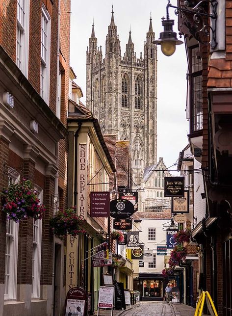 Canterbury Canterbury Tales Lessons, Inside Windsor Castle, Places To Visit In England, London In Winter, Uk Bucket List, Canterbury England, Woodland Retreat, Canterbury Cathedral, Canterbury Tales