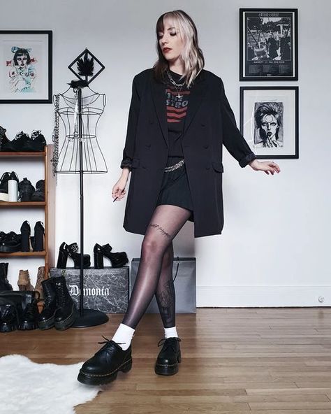 Blazer Grunge Outfit, Grunge Blazer Outfits, Dr Martens Audrick Outfits, Blazer With Dress Outfit, Platform Shoes Outfit, Blazer With Dress, Dr Martens Platform, Martens Outfit, Dr Martens Style