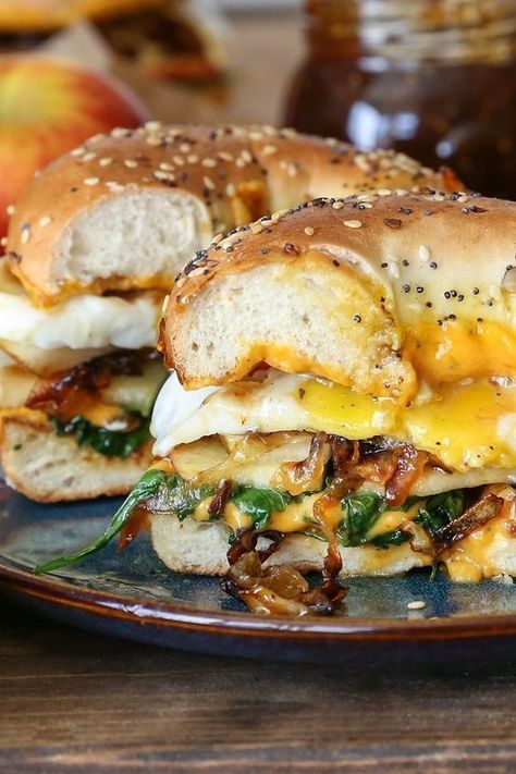 Caramelized Onion Grilled Cheese, Bagel Sandwiches, Onion Grilled Cheese, Resep Sandwich, Apple Cheddar, Menu Sarapan Sehat, Cheese Bagels, Bagel Sandwich, Vegetarian Breakfast Recipes