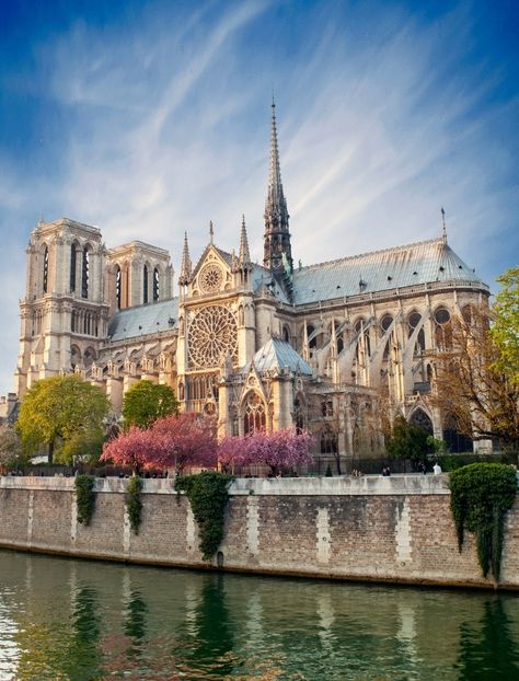 23 Famous Landmarks in Paris You Must Visit At Least Once 4 Days In Paris, Paris Canvas, Paris Itinerary, Cathedral Architecture, Famous Landmarks, Gothic Architecture, Famous Places, Iconic Landmarks, Floating Frame