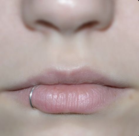 Lower Lip Piercing, Piercings Bonitos, Lip Cuffs, Piercing Girl, Lip Piercing Ring, Lips Illustration, Fake Lip Ring, Fake Lips, Piercing Labret