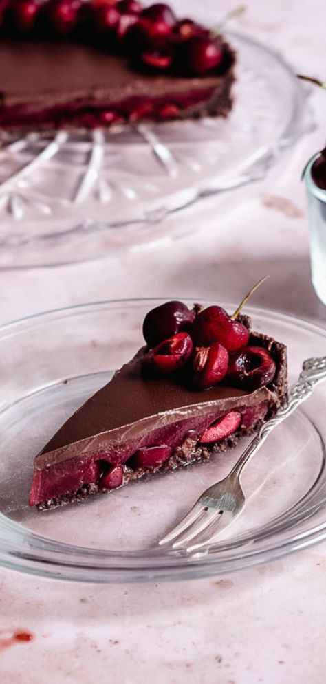 Vegan Chocolate Dessert Recipes, Vegan Cherry Recipes, Vegan Black Forest Cake, Vegan Cherry Cake, Vegan Cherry Desserts, Fancy Vegan Desserts, Vegan Healthy Desserts, Gluten Free Vegan Dessert, Cherry Chocolate Cheesecake