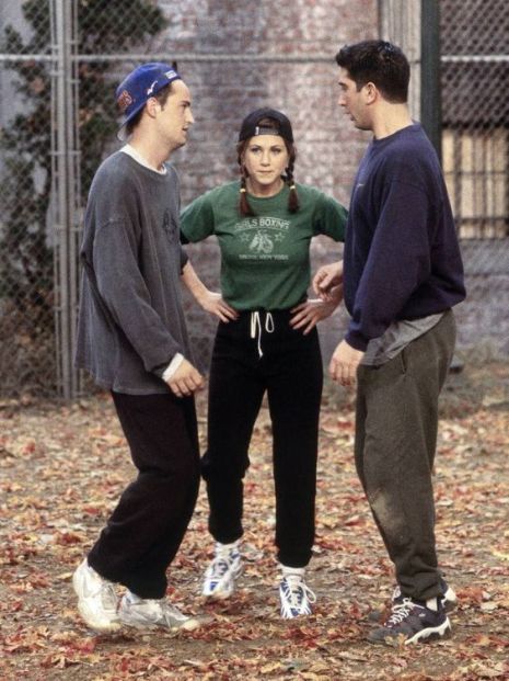 Rachel Green's Top 10 Looks From Friends - Society19 UK Rachel Green Outfits, Outfits Primavera, Converse Outfits, Green Outfits, Vans Outfit, Seventies Fashion, 90s Outfit, Rachel Green, Friend Outfits